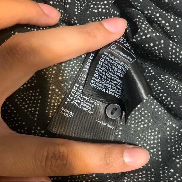 H&M Button-Down Collared Black and White Geometric Print Tank Blouse. Size 2 - Picture 11 of 13